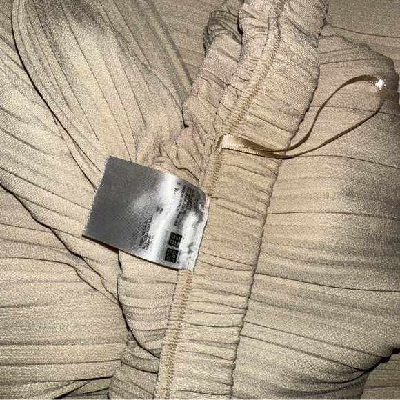 Uniqlo Beige Wide-Leg Pants - Picture 3 of 3